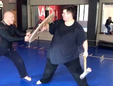 ΜΜΑer τραυματίζει κατά λάθος με αληθινό τσεκούρι τον παρτενέρ του (βίντεο)